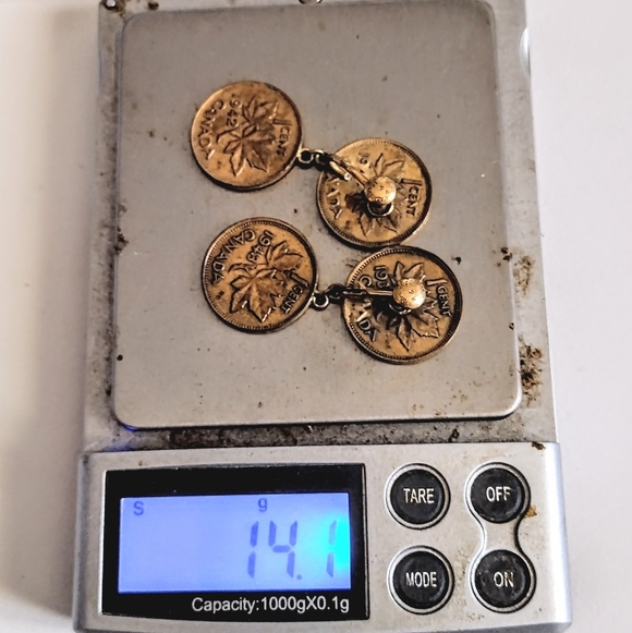 🆕 Vintage Estate 12K Gold Filled Canadian Maple Leaf Copper Penny Earrings - Picture 7 of 7